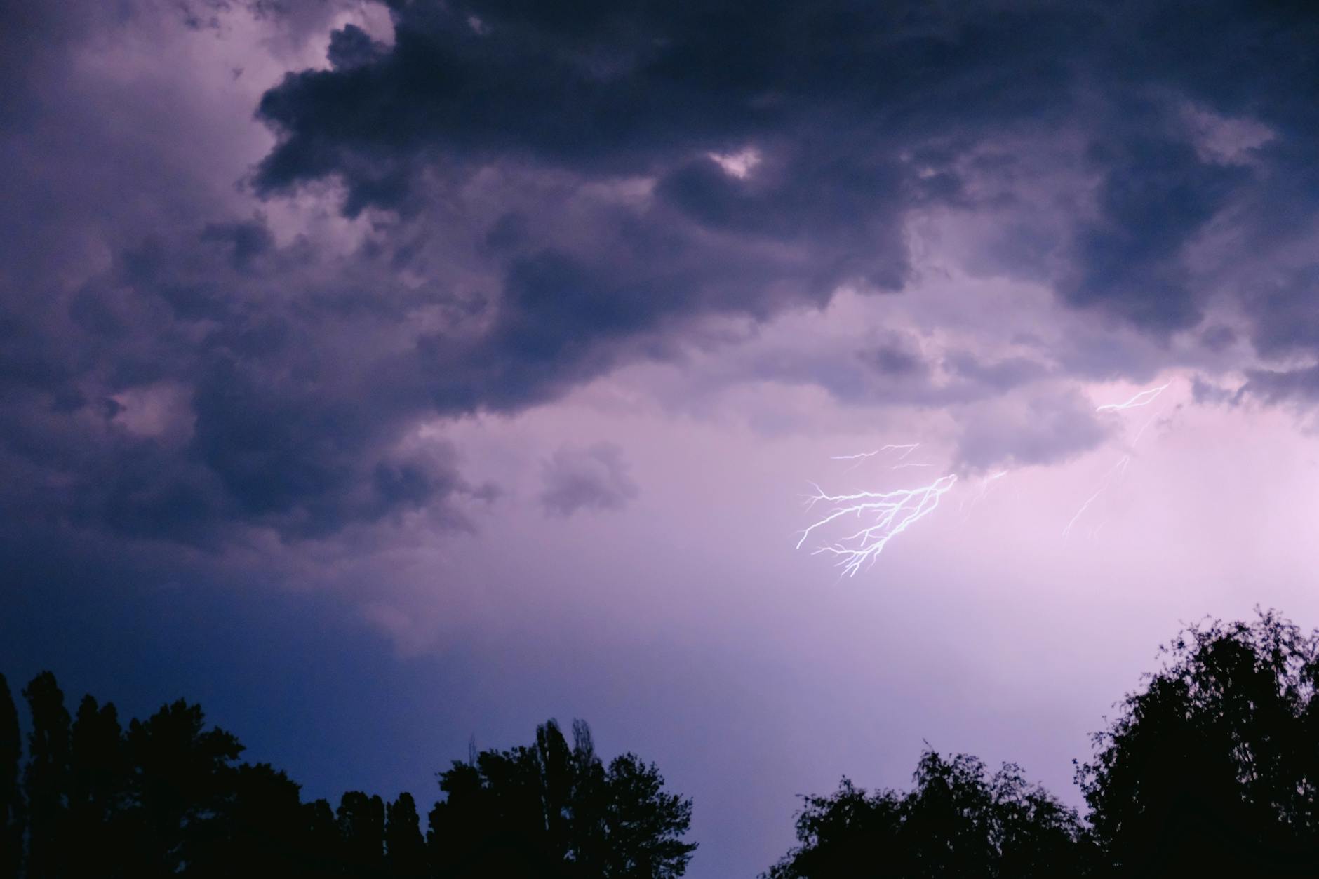photo of the sky during a thunderstorm